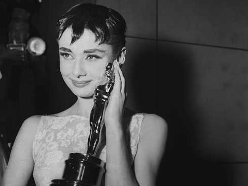 Audrey Hepburn vinder Oscar-prisen for bedste skuespillerinde i