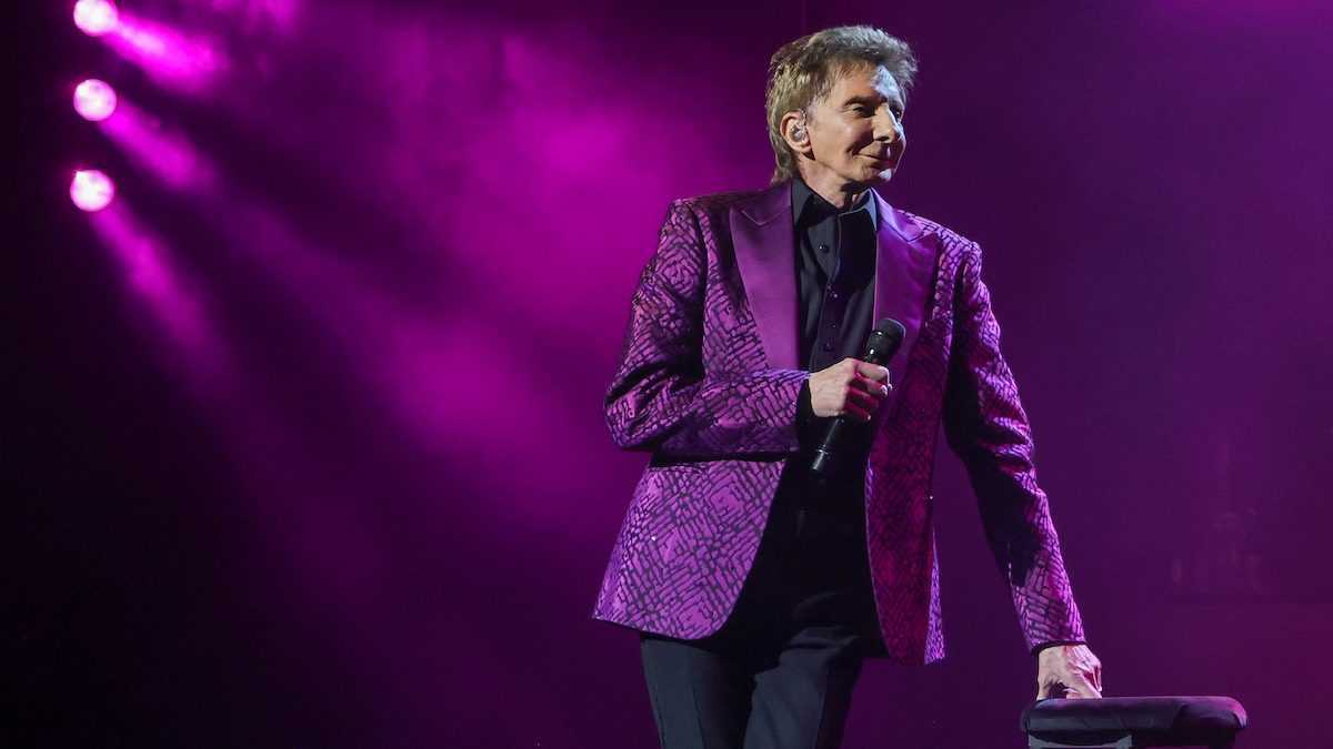Barry Manilow na pódiu v Las Vegas, 2023