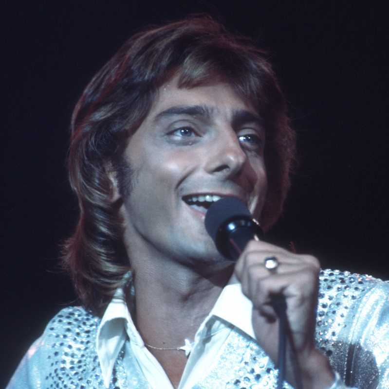 Barry Manilow vystupujúci v 70. rokoch