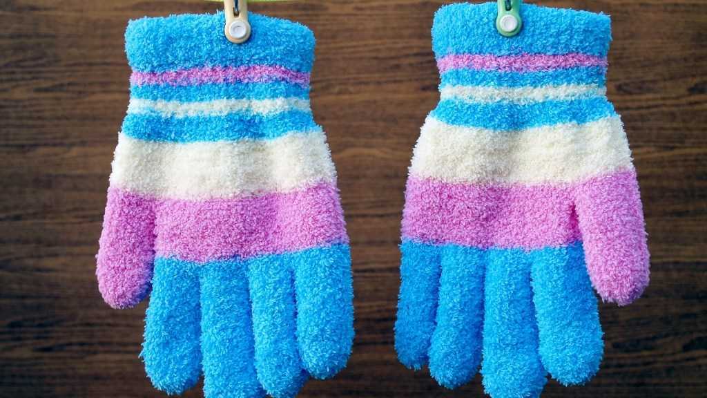 Par hansker med chip clips eller plast klesklyper festet til dem