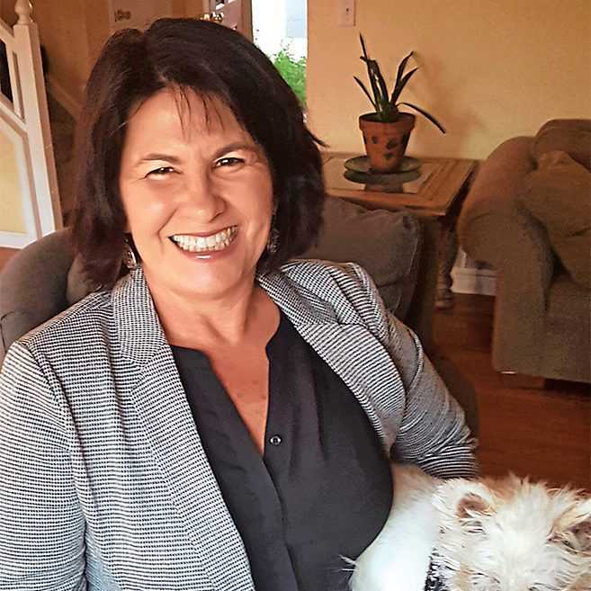 Lisa Jacobson com um cachorro como um cão agitado sentado