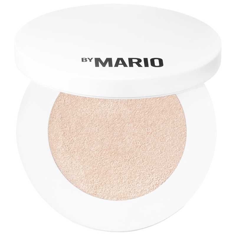 Olgun ciltler için en iyi aydınlatıcılardan biri olan Makyaj by Mario Soft Glow Highlighter Powder