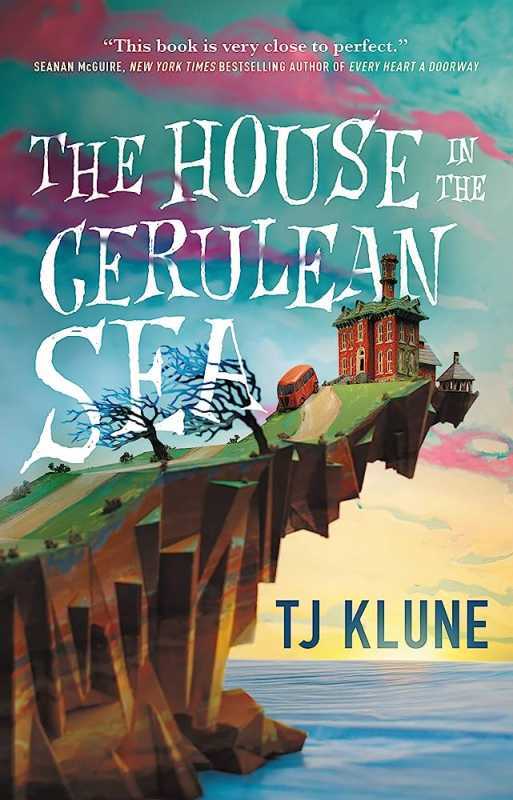 Kiasan keluarga yang ditemukan: Rumah di Laut Cerulean oleh T.J Klune menunjukkan sampul buku dengan rumah ajaib yang terletak di tepi tebing di atas air