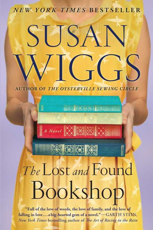Found Family Trope: The Lost and Found Bookshop autorstwa Susan Wiggs. Okładka książki przedstawia tors kobiety w żółtej sukience, trzymającej stos kolorowych książek w twardej oprawie