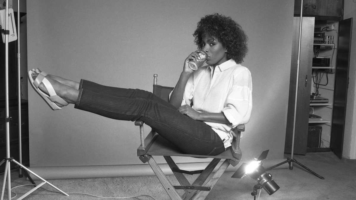 Sheryl Lee Ralph trinkt während einer Porträtsitzung eine Dose Sprite