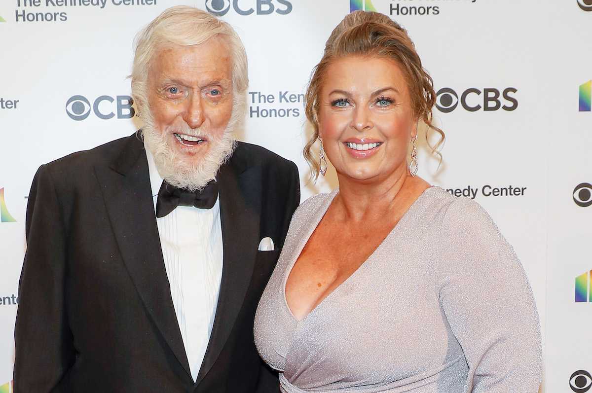Dick Van Dyke og Arlene Silver deltar på den 43. årlige Kennedy Center Honours på Kennedy Center 21. mai 2021 i Washington, DC
