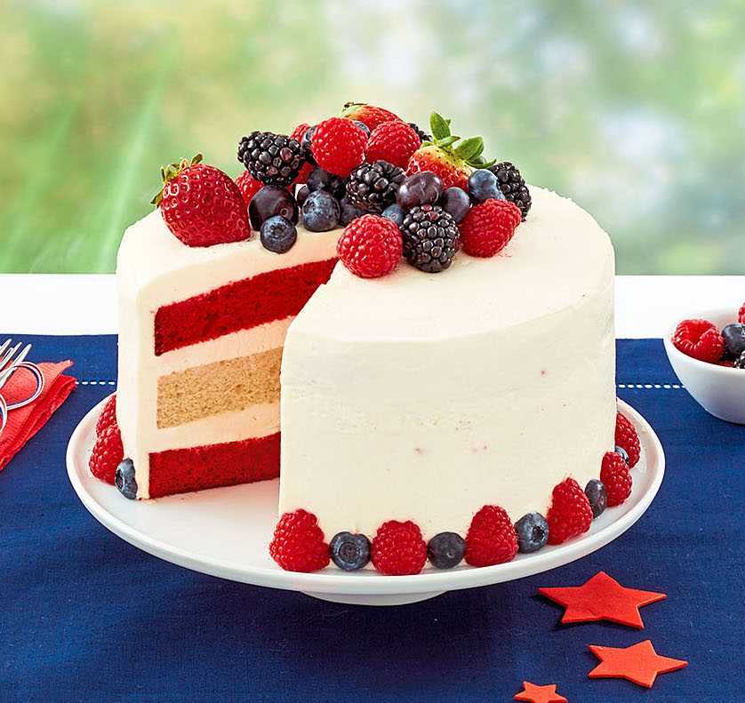 Gâteau étagé rouge et blanc garni de fraises