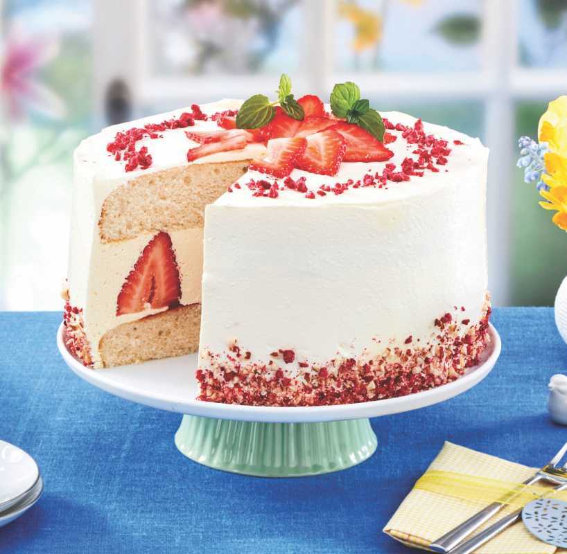 Gâteau étagé à la crème et aux fraises
