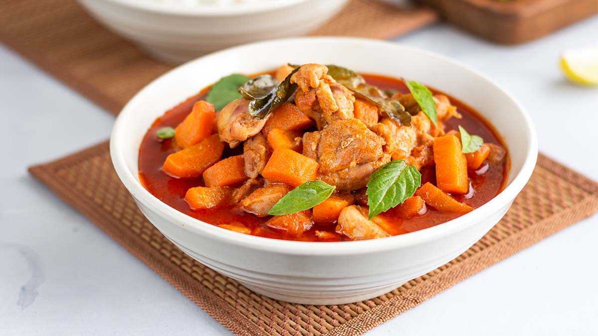 چکن، سبزیوں اور کری پاؤڈر سے بنا کیٹو ڈیٹوکس سوپ کا پیالہ