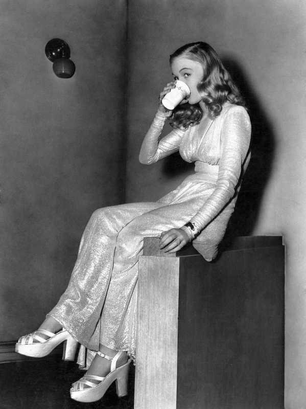 Veronica Lake, Drinking Cup of Water vid uppsättningen av filmen This Gun for Hire, 1942