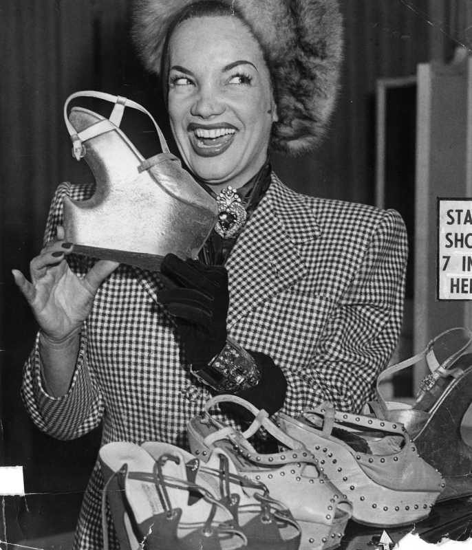 Carmen Miranda avec des chaussures à plateforme (1948)