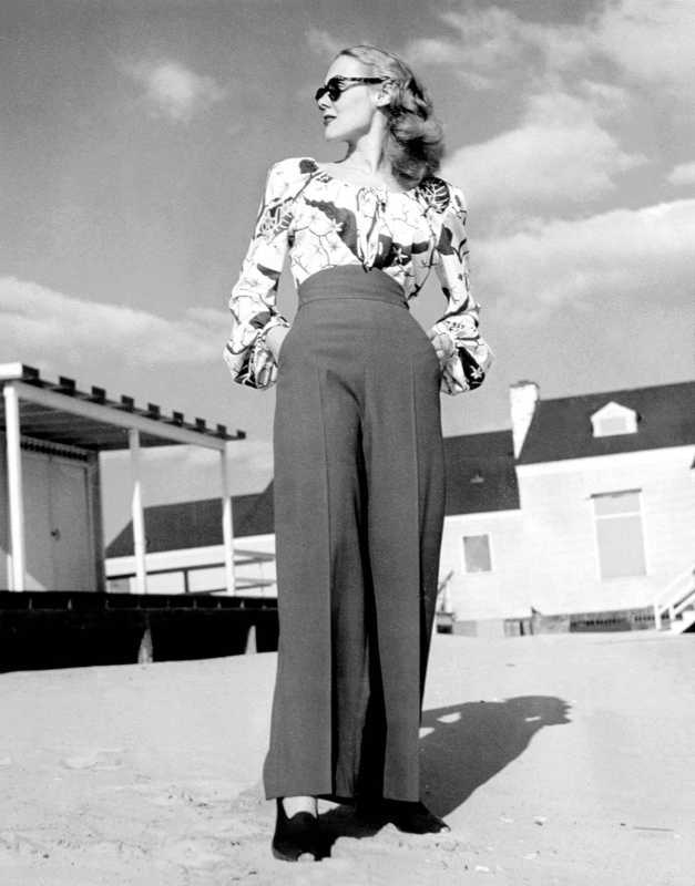 Modelo con pantalones de cintura alta en 1945.