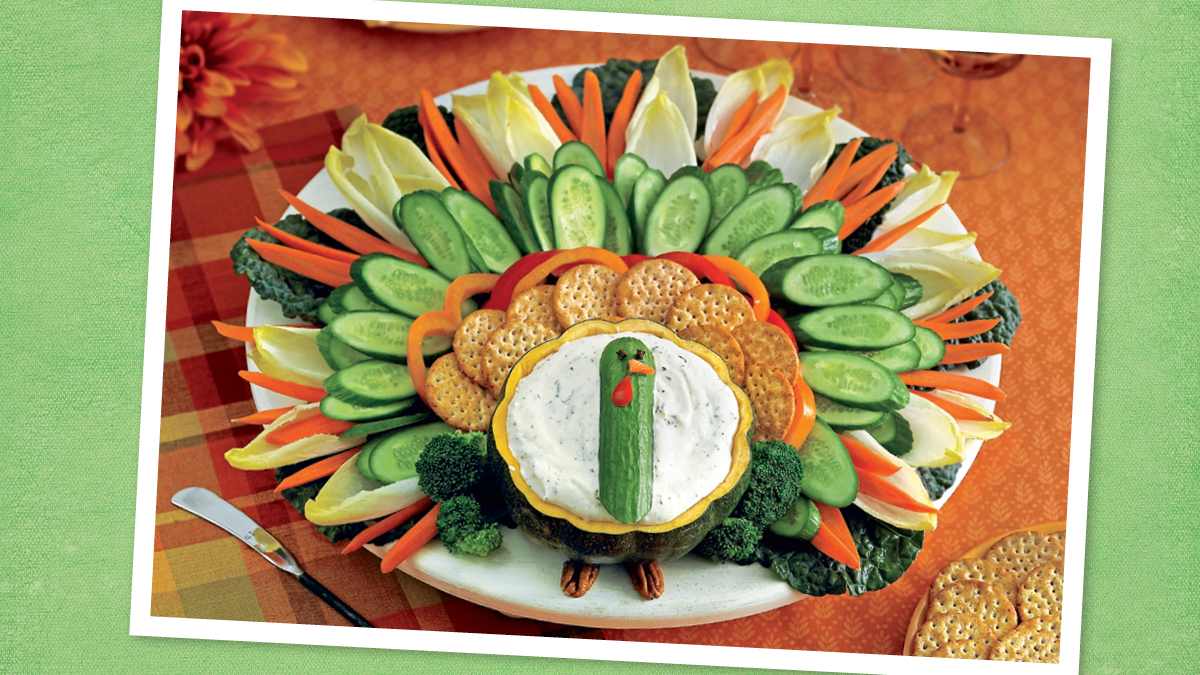 Turkey Crudités dengan Roasted Garlic Ranch Dip terletak di latar belakang hijau (pembuka selera Thanksgiving)