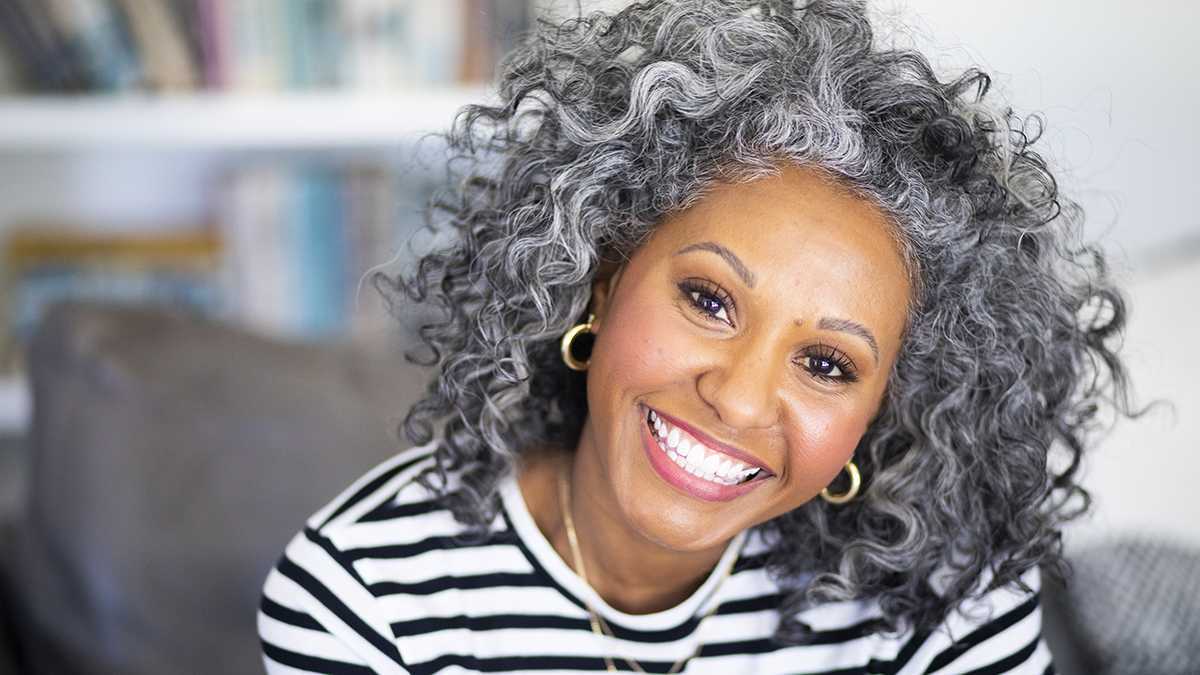 Retrato de una mujer negra que se vuelve gris con gracia
