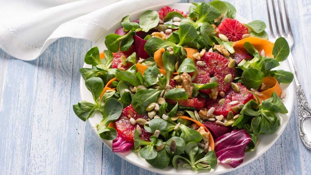 Hạt hướng dương trong bát salad mang lại lợi ích cho phái đẹp