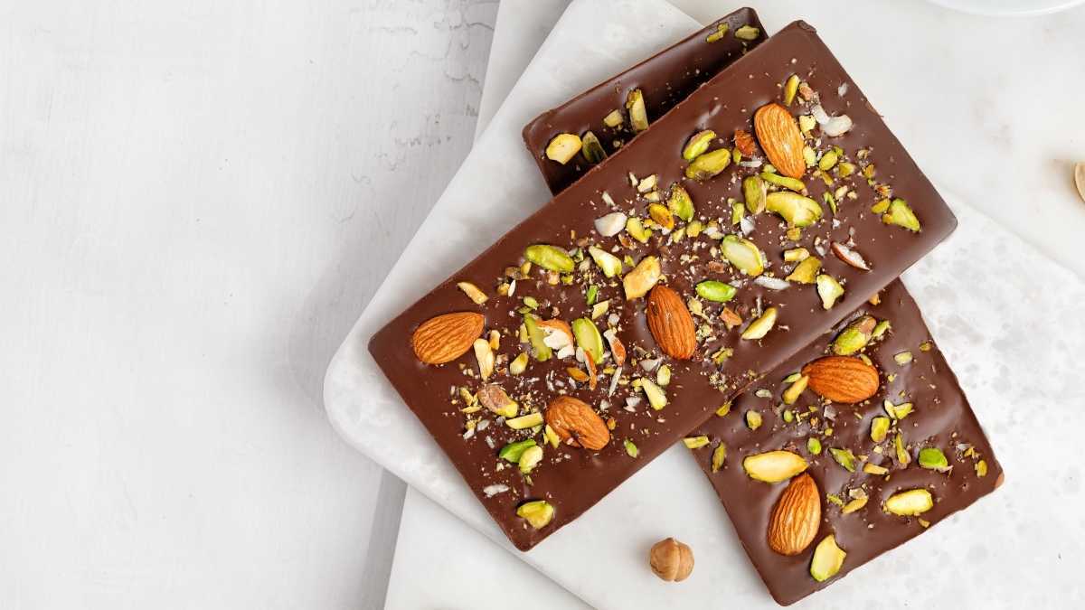 Chokladbark med mandel och pistagenötter, som kan öka DHEA hos kvinnor