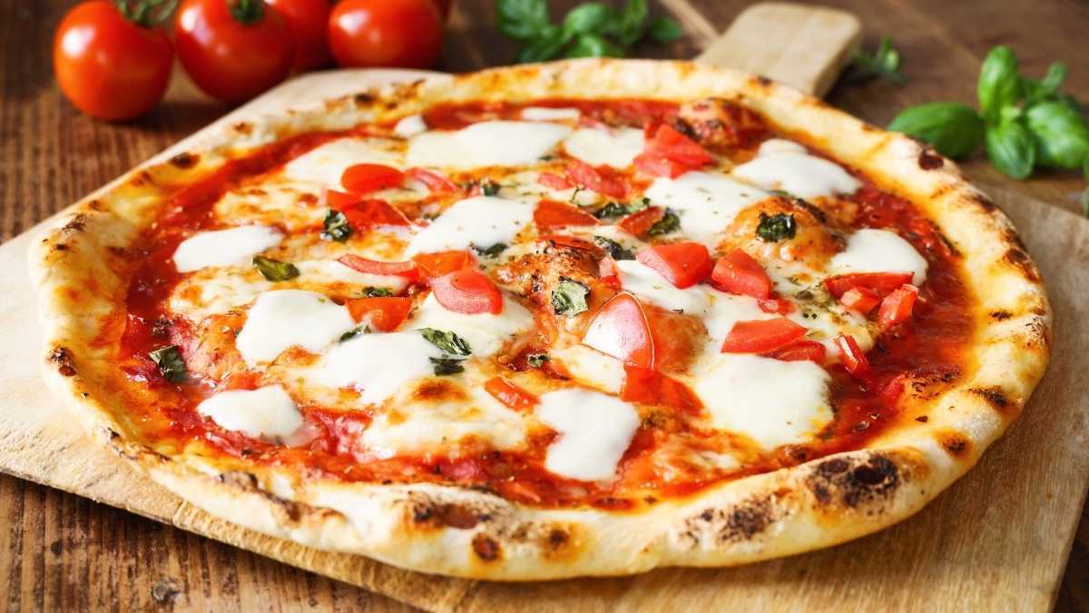 Uma pizza com queijo, que pode ajudar a prevenir pedras nos rins