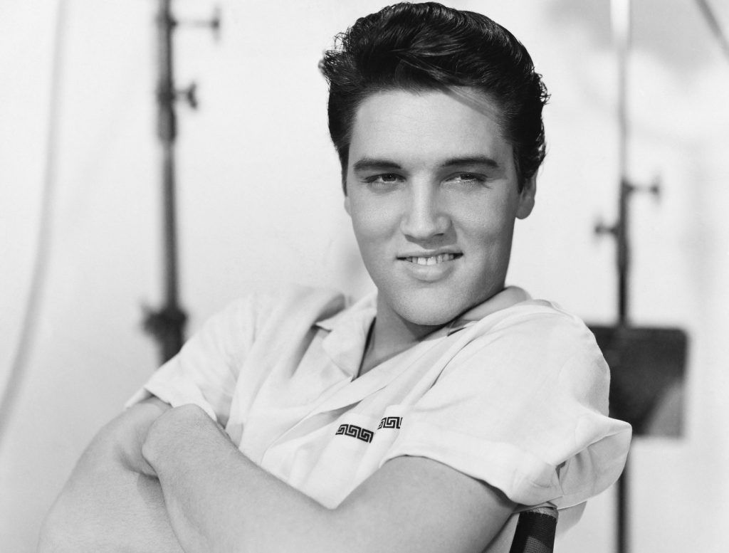 Elvis Presley somrient el 1958.