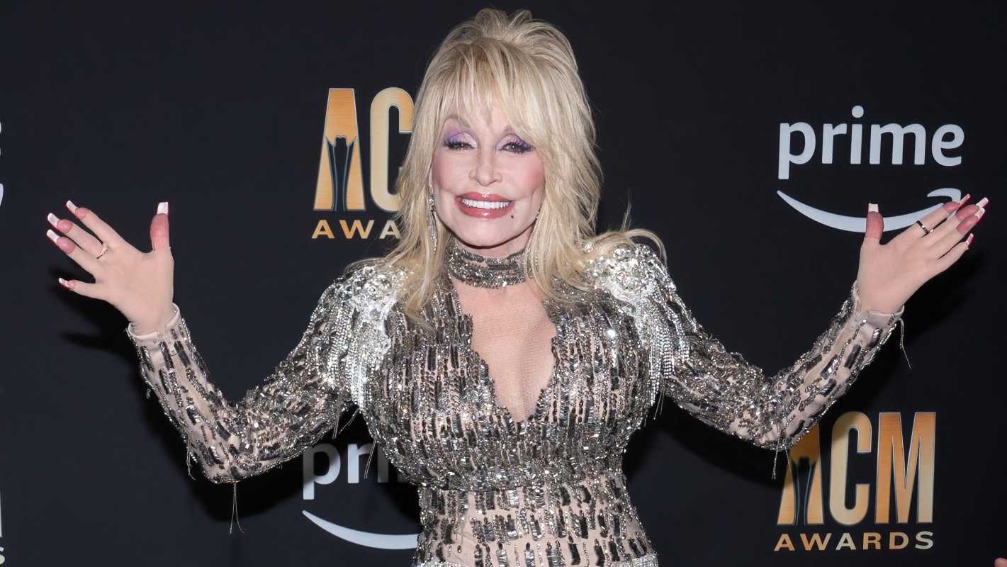 Dolly Parton มาถึงงานประกาศผลรางวัล Academy of Country Music (ACM) ในปี 2023