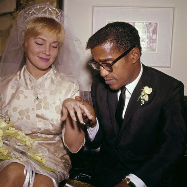 May Britt se casa con el artista Sammy Davis Jr.
