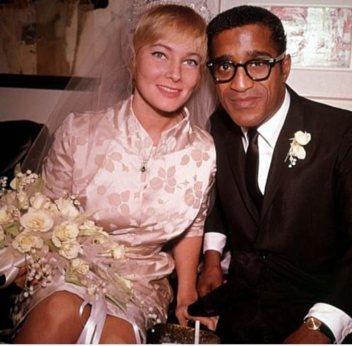 Sammy Davis Jr naimisiin morsiamensa, May Brittin kanssa.