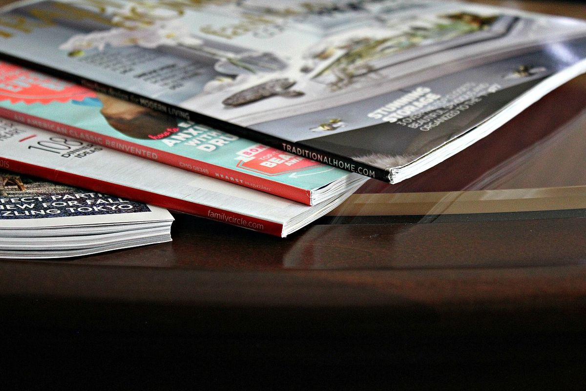 revistas na mesa