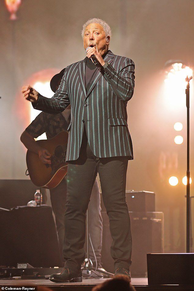 Tom Jones występujący w wieczór rozpoczynający swoją trasę koncertową