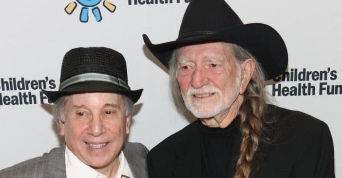 Paul Simon และ Willie Nelson หวังว่าจะช่วยบ้านของพวกเขาใน Texas Hill Country
