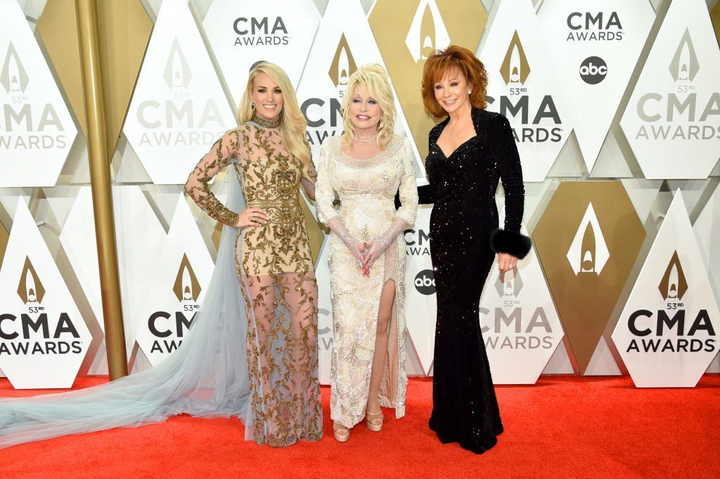 Carrie Underwood, Dolly Parton in Reba McEntire pozirajo na rdeči preprogi na 53. letni podelitvi nagrad CMA v Music City Center 13. novembra 2019 v Nashvillu v državi Tennessee.
