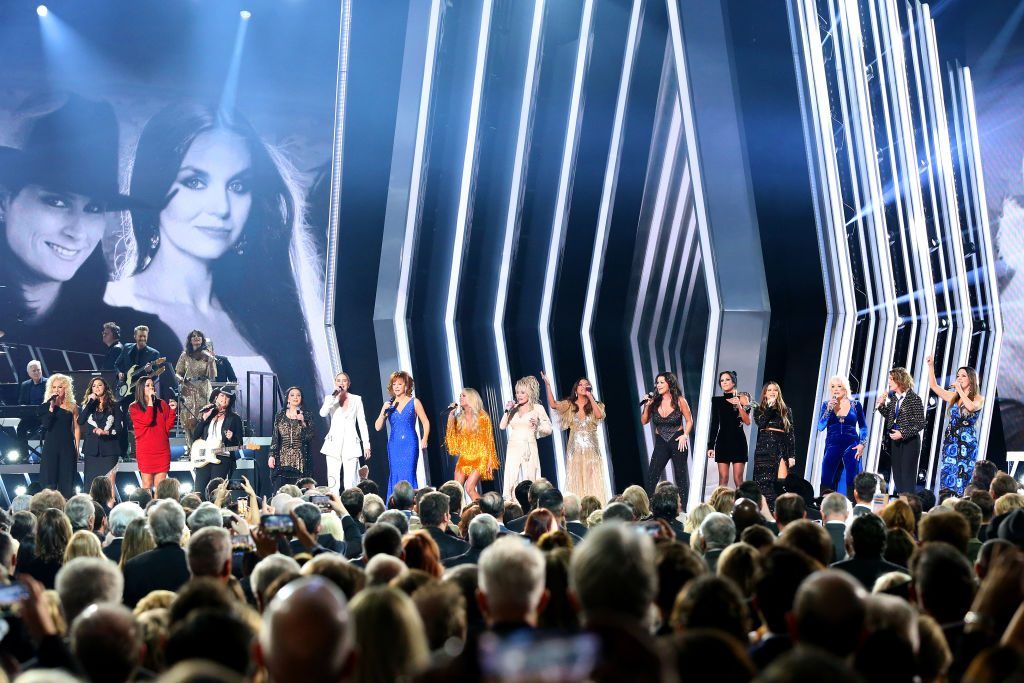 A estrela estudou CMA Awards Opening Musicians Captured On Stage