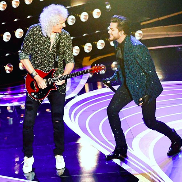 Adam Lambert cântând cu Queen