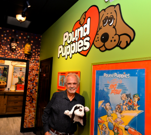 Mike Bowling, tvůrce Pound Puppies, prodal značku Hasbro v roce 2011. Ale i dnes chce, aby si každý plnil své sny, a pokud to zahrnuje adopci štěněte, proč ne Pound Puppy