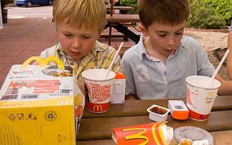 duas crianças comendo mcdonald