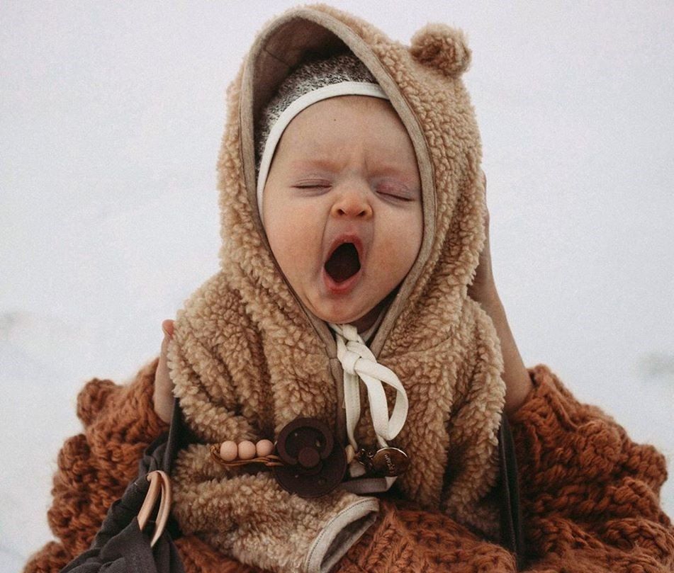 dítě v medvědím oblečení