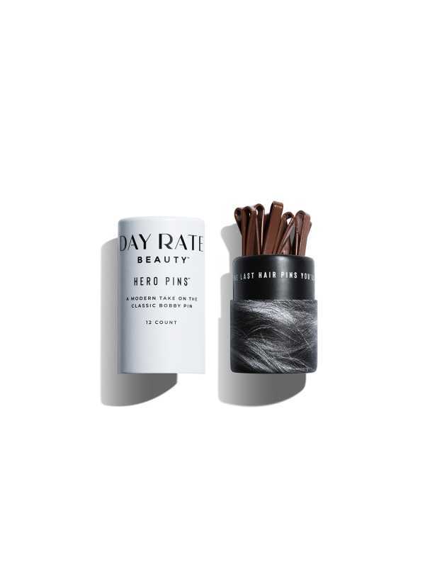 Foto dels pins de Day Rate Hero en un contenidor en blanc i negre.