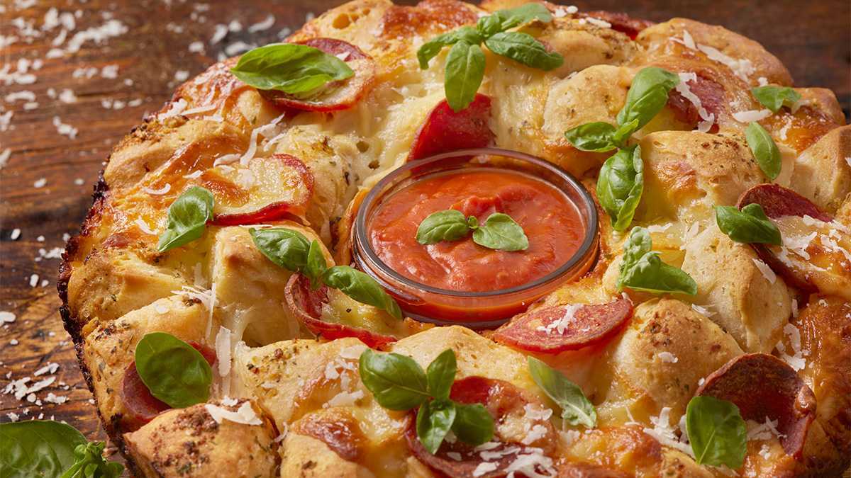 Piza Pepperoni memisahkan roti monyet sebagai salah satu resipi untuk snek hari permainan tersebar