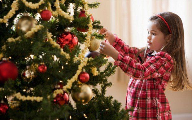 decorando uma árvore de natal