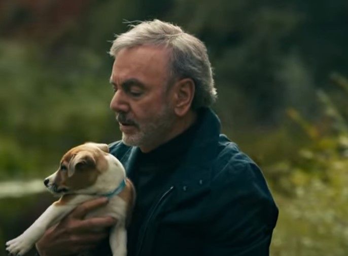 Нийл Даймънд и кученце в музикалното си видео