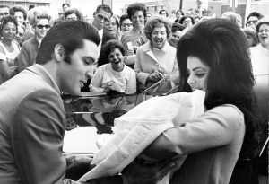 Elvis jõllitab Lisa Maryt, samal ajal kui Priscilla talle naeratab.