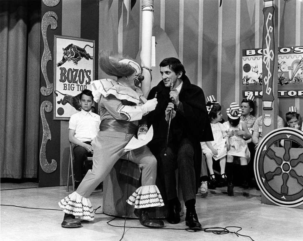 جوناثان فريد يرتدي زي بارناباس كولينز في عرض Bozo the Clown.