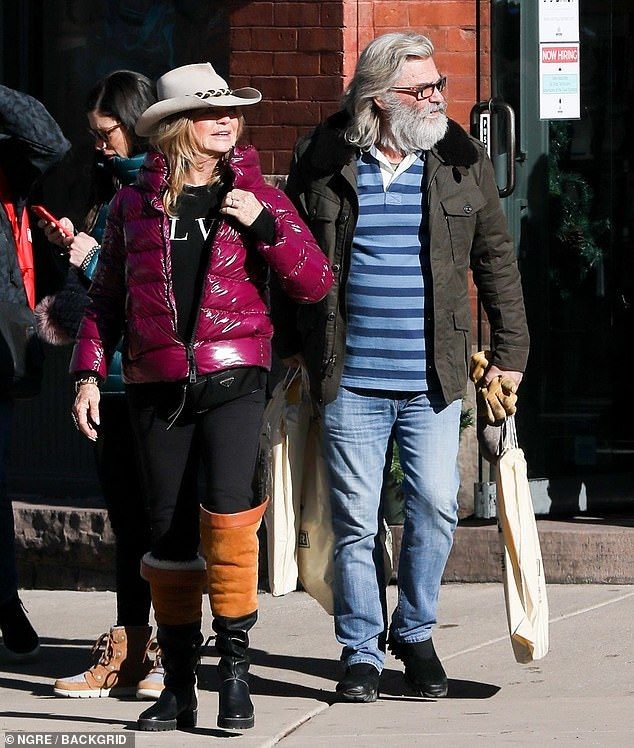 Η Goldie Hawn συσσωρεύεται ενώ βγαίνει και να κάνει χριστουγεννιάτικες αγορές με τον Kurt Russell