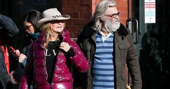 Goldie Hawn apvienojas, atrodoties ārā, un par Ziemassvētku iepirkšanos kopā ar Kurtu Raselu