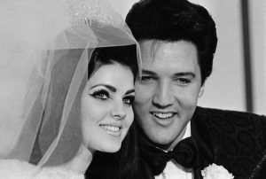 Esta foto captura o dia, em 1º de maio de 1967, Priscilla e Elvis Presley se casaram