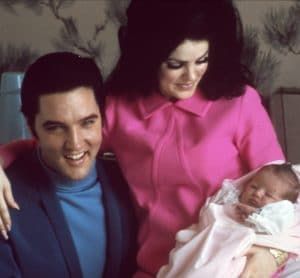 Elvis ja Priscilla Presley on mõlemad sellel pildil erksate väljenditega