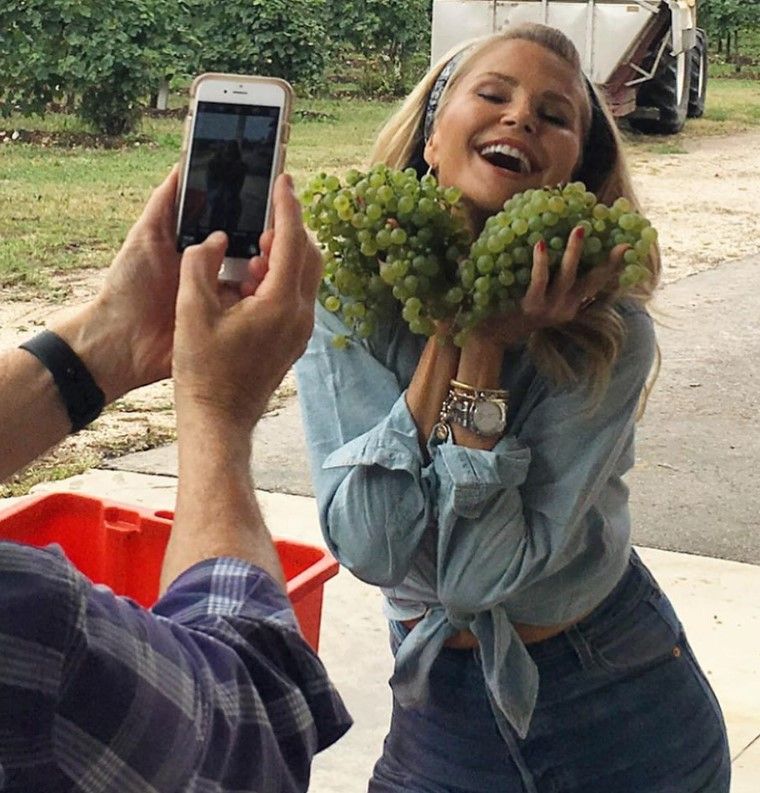 christie brinkley posando com uvas