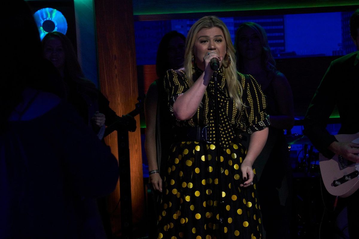 Kelly Clarkson cantant al programa de tertúlia