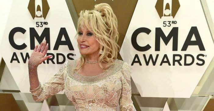 Dolly Parton on aina hius- ja meikkivalmis hätätilanteessa