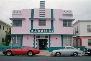 Het iconische Century Hotel staat met unieke verfdetails en auto