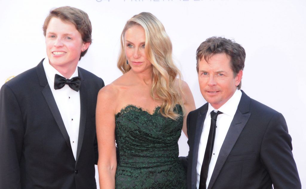 Michael J. Fox med sonen Sam Fox och fru Tracy Pollan poserar på röda mattan vid 64: e Primetime Emmy Awards