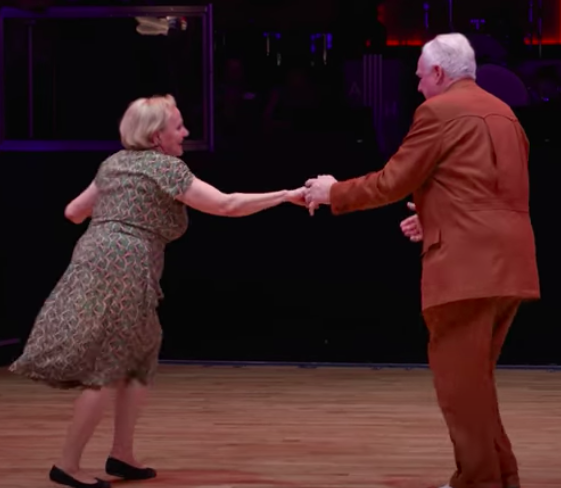 Tento starší pár trhá taneční parket